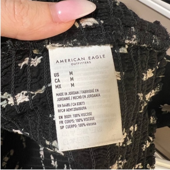 American Eagle black floral cropped smocked flowy sleeve top - Picture 5 of 5